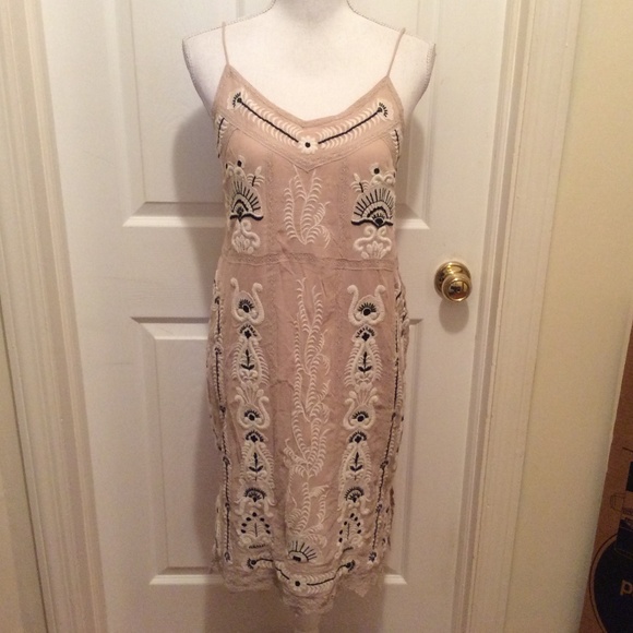 Maeve Dresses & Skirts - Maeve Dress S Beige White Black Embroidered Sheath
